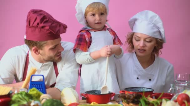 Lindo Niño Sus Hermosos Padres Sonríen Mientras Cocinan Cocina Joven — Vídeos de Stock