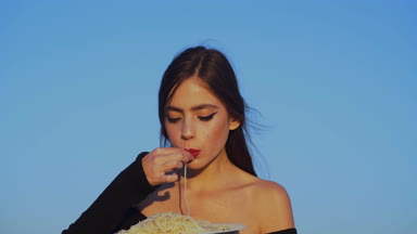 İtalyan makarna veya spagetti yemek, yemek. İtalyan gıda ve mutfağı. Çeşnicibaşı veya restoran eleştirmeni olarak makarna yemek kadın. İtalyan makarna ve çay veya kahve ile kadın.