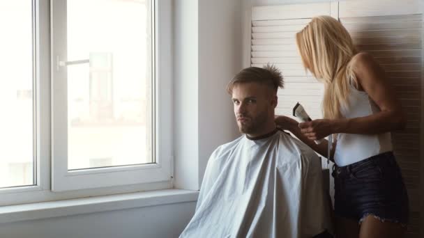 理发剪刀上的男士理发 在理发店的伟大时光 开朗的年轻胡子男子得到理发美发 年轻人在理发店头发关心服务概念 — 图库视频影像
