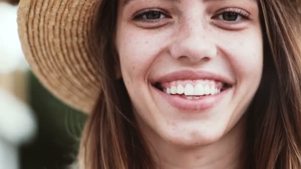 Jovem Menina Adolescente Loira Bonita Posando Emocional Sorrindo Feliz Estilo — Vídeo de Stock