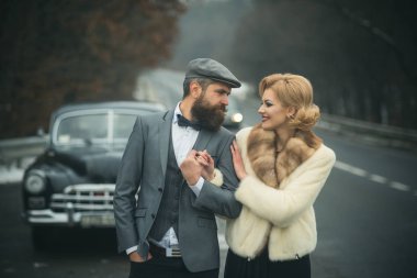 Sonraki retro araba açık yürüyüş genç çift