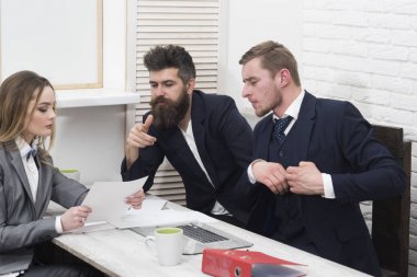 Kadın avukat işlem şartları açıklanmaktadır. İş anlaşmaları, tartışmak koşulları anlaşma, sözleşme. İş ortakları, işadamları toplantısında, office arka plan. İş görüşmeleri kavramı.