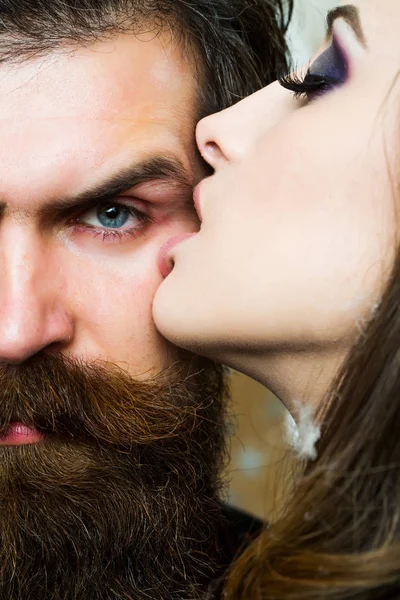 Mujer Besa Hombre Barbudo Con Amor Mujer Con Piel Maquillaje —  Fotos de Stock