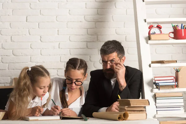 Tempo Scuola Delle Sorelle Con Padre Papà Aiuta Bambini Studiare — Foto Stock