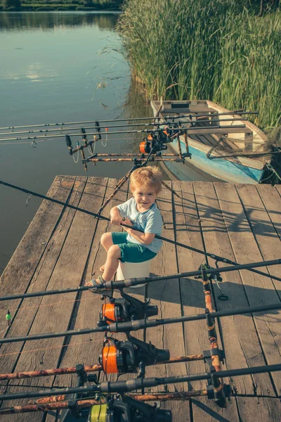 Niño Con Caña Pescar Captura Peces Verano Concepto Para Infancia —  Fotos de Stock