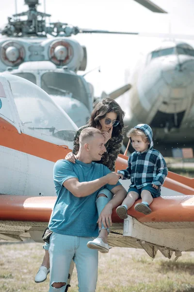 Matka Otec Vzrušené Dítě Sedět Křídle Letadla Leteckém Muzeu Vývoj — Stock fotografie