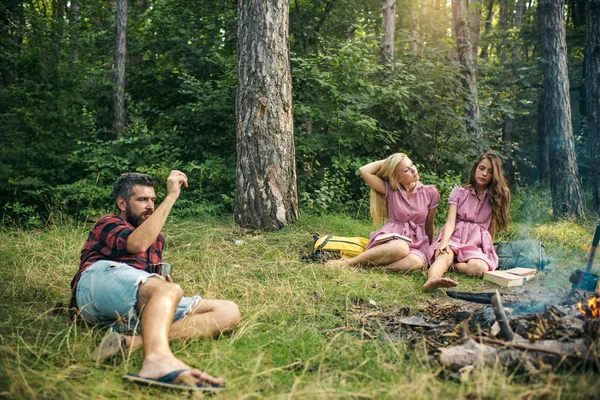 Letnie Wakacje Weekend Lesie Piknik Dwie Dziewczyny Siedząc Trawie Podczas — Zdjęcie stockowe