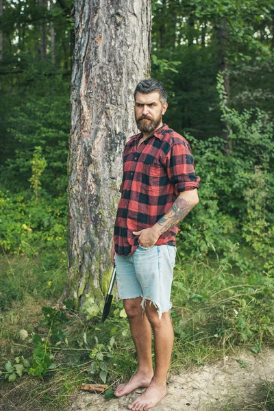 Bärtiger Mann Wald Brutaler Holzfäller Wartet Auf Dem Weg Barfuß — Stockfoto