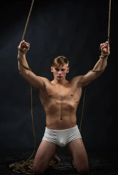 健美运动员的运动锻炼 绳子上有肌肉的人 在普拉提或瑜伽训练的马戏团体操运动员 健身节食和杂技的灵活性 性感男子汉做体操 — 图库照片