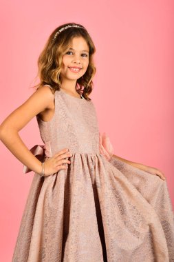 Bak, Kuaför, makyaj. Şık elbiseli küçük kız balo. Pembe bir arka plan, güzellik moda modeli. Elegance şık seksi elbiseli kız çocuk. Moda ve güzellik, küçük Prenses.