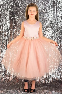 Şık elbiseli küçük kız balo. Gümüş arka plan, güzellik moda modeli. Elegance şık seksi elbiseli kız çocuk. Bak, Kuaför, makyaj. Moda ve güzellik, küçük prenses.