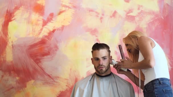 Männliche Klient Bekommt Friseur Geschnitten Mann Beim Friseur Bekommt Einen — Stockvideo