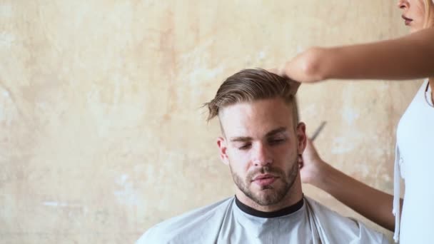 Coupe Cheveux Des Hommes Aux Ciseaux Coiffeur Super Moment Salon — Video