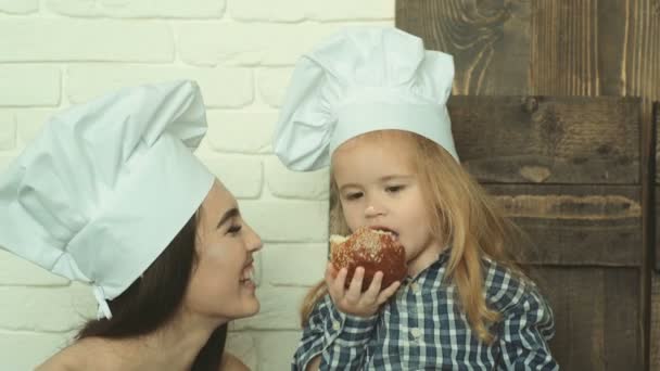 Mutlu Aile Birlikte Fırın Hazırlıyor Anne Kız Çocuk Kurabiye Pişiriyor — Stok video