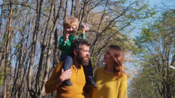 Familia Feliz Depósito Concepto Crédito Concepto Viaje Inversiones Futuro Brillante — Vídeo de stock