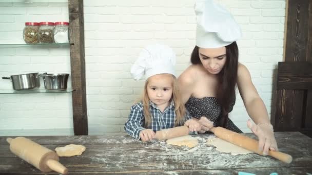 Glücklich Liebende Familie Bereiten Gemeinsam Backwaren Mutter Und Tochter Kochen — Stockvideo
