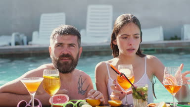 Arkadaş grubu zevk havuz partisi. Güneş gözlüğü mutlu çekici genç arkadaş yüzme havuzunda eğleniyorlar. Arkadaşlar yüzme havuzu boş zaman birlikte grup.