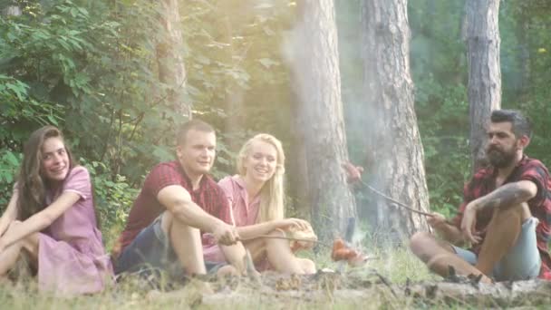 Glückliche Freunde Die Musik Spielen Und Lagerfeuer Der Natur Genießen — Stockvideo