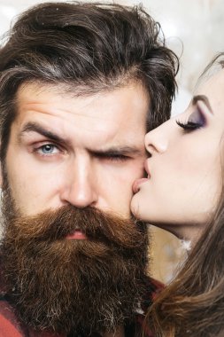 Güzellik salonu ve Kuaför Salonu. Şehvetli kadın öpücük sakallı adam, aşk. Ve kadın ile makyaj ten uzun sakallı hippi. Kaç aşk ve Aile kavramı içinde. Cilt Bakımı ve saç bakım kavramı.