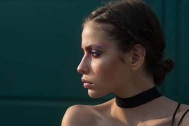 Moda şık kız, makyaj trendi görünümünü. Son saatlerinde yanında bulunanlar ve cilt bakımı, Kuaför kozmetik. Saç, güzellik kadın. Rüya ya da düşünme, yalnız yumuşak deri olan kadın. Güzellik ve moda kız.