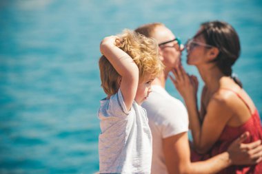 Sevgi ve güven aile değerleri olarak. küçük oğlu, kopya alanı ile aile sevgisi