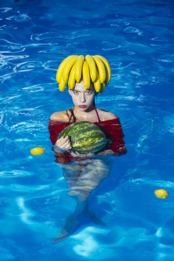 Kız tutun karpuz Yüzme Havuzu resort hotel - tropikal taze meyve tatma - yaz tatil kavramı