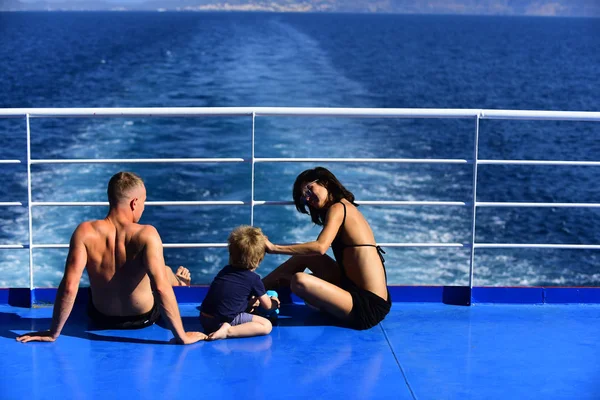 Μητέρα Και Πατέρας Τον Γιο Στη Θάλασσα Στο Γιοτ Οικογενειακές — Φωτογραφία Αρχείου
