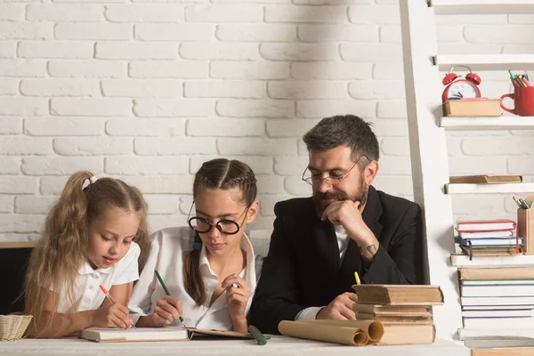 Lehrer Mann Und Kleine Mädchen Beim Schreiben Der Schulstunde Lehrerin — Stockfoto