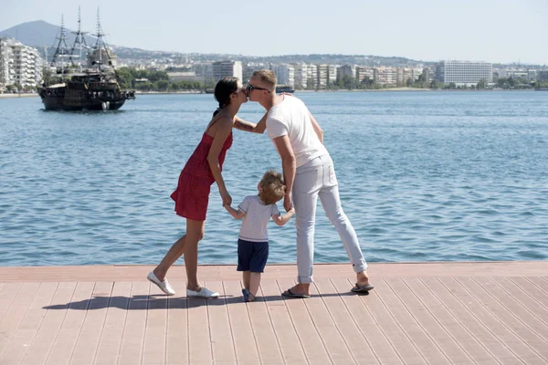 Vacaciones Verano Familia Feliz Viajar Familia Con Niño Día Madre — Foto de Stock