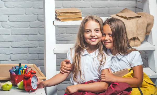 Schulpause mit glücklichen Kindern, Schulpause mit kleinen Mädchen — Stockfoto