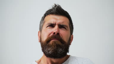 Erkek yüz duygular. Farklı ifadelerle sakallı adam. Genç adamın portre farklı duygular ve jestleri ile. Yakışıklı duygusal adam. Genç adam farklı duygular ifade.