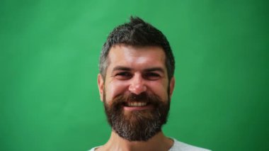 Yakışıklı duygusal adam. Genç adam farklı duygular ifade. Sakallı yakışıklı olan duyguların yüzleri. Erkek yüz duygular. Farklı ifadelerle sakallı adam.