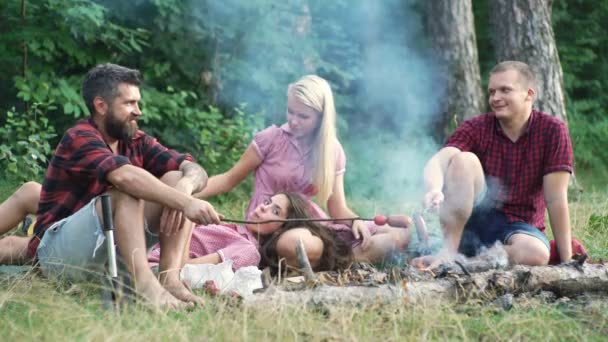 Freunde Campen Essen Konzept Camp Wald Abenteuer Reise Remote Relax — Stockvideo