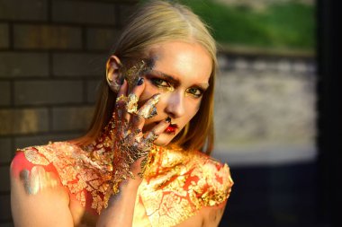 Cadılar Bayramı makyaj visage. Fantastik makyaj, yaratıcı vücut sanatı olan kadın. Cilt Bakımı, yaş, gençleşme. Kız moda, Güzellik, göz, saç. Tedavi, tedavi, Kuru cilt.