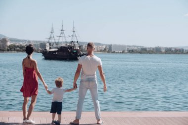 Aile Anne ya da babalar gününde çocukla seyahat. Çocuk Anne ve baba ile. Sevgi ve güven aile değerleri olarak. Mutlu bir aile tatil yaz. Anne ve baba ile oğlu bay adlı gemiyle bak.
