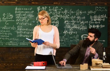 Mimari tartışmaya öğretim üyesi öğrencilerle atölye sırasında öğretmen bardaklarda raporları hataları düzeltmek yetenekli öğrencilerin okuma sorunları, karizmatik öğretmeler greateverybody onları seviyor.,