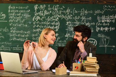 Üniversite öğrencileri, kitaplıktaki kitapları ile Eğitim Üniversitesi erkek hoparlör iş eğitimi yürütmektedir, yardım isteyen öğretmen doğa, Modern çalışma teknoloji kavramı olmalıdır,