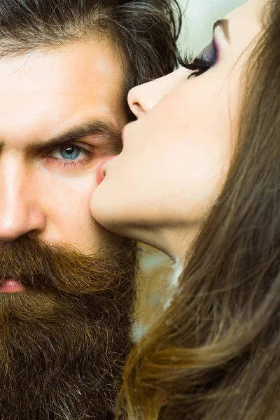 Bärtiger Mann Mit Langem Bart Von Frau Geküsst Bärtiger Hipster — Stockfoto