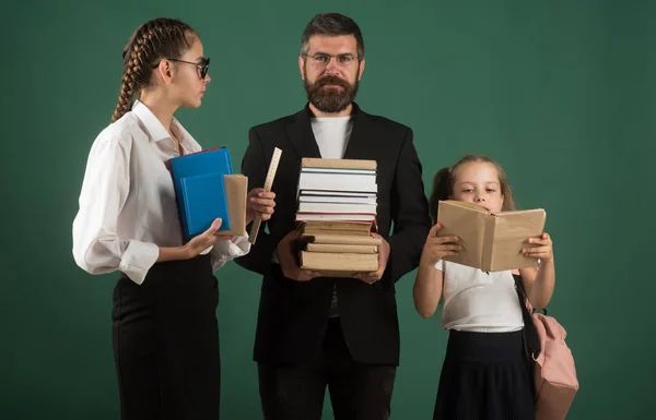 Schulzeit Von Geschwistern Und Vater Der Bibliothek Literaturstunde Und Grammatikbuch — Stockfoto