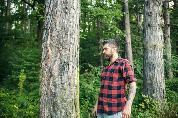 Vista Laterale Uomo Brutale Piedi Accanto All Albero Hipster Barbuto — Foto Stock