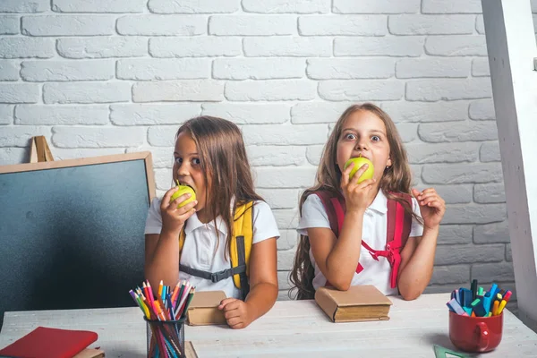 Hora Escuela Chicas Amistad Las Hermanas Pequeñas Aula Día Del — Foto de Stock