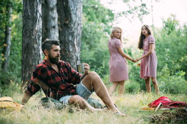 Amigos Acampando Floresta Duas Raparigas Mãos Dadas Olham Para Tipo — Fotografia de Stock