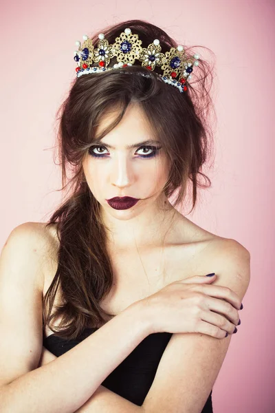 Junge Schöne Frau Krone Auf Rosa Hintergrund — Stockfoto