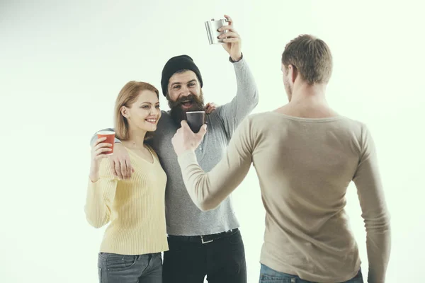 Gesellschaft Von Gut Gelaunten Freunden Verbringen Ihre Freizeit Mit Getränken — Stockfoto