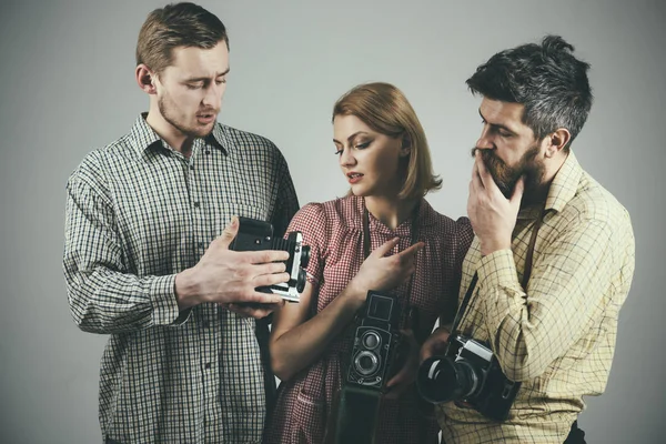 Men Woman Thoughtful Faces Looks Camera Grey Background Men Checkered — Stock Photo, Image