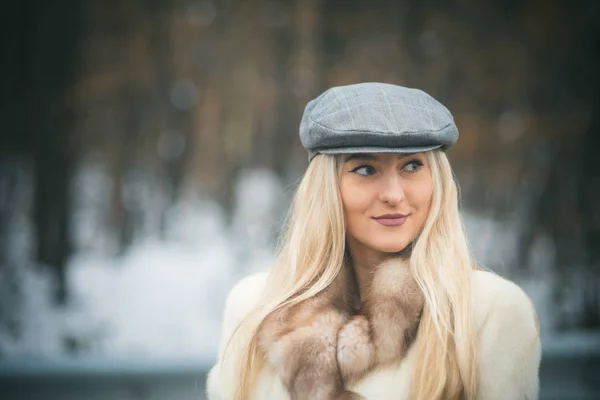 Aire Libre Retrato Cerca Joven Hermosa Mujer Moda Posando Calle — Foto de Stock