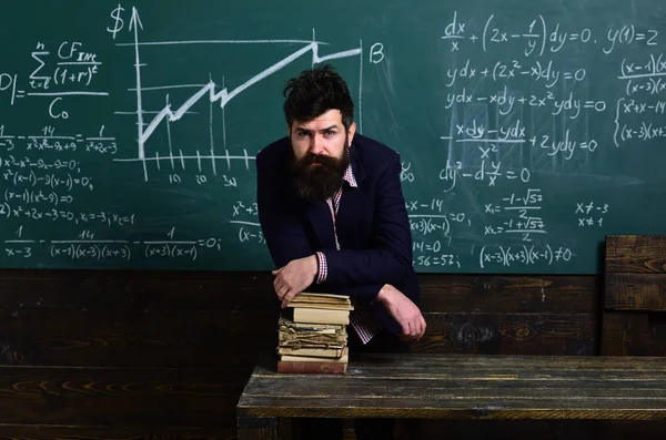 Profesor Gafas Leyendo Informes Estudiantes Talentosos Corrigiendo Errores Profesor Está —  Fotos de Stock