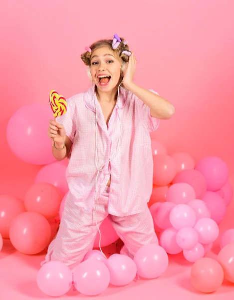 ロリポップ ピンク背景の上に愛らしい少女 — ストック写真
