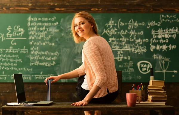 先生は熟練したリーダー 学生見える現代教師流行に敏感な一部の学生が聞くことによってベストを学ぶ数学式で 大きな黒板に書いて 彼の学習スタイルに合った方法を勉強して — ストック写真