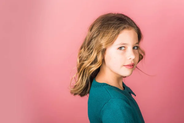 Симпатичная Маленькая Девочка Стоящая Розовом Фоне Студии Веселье Концепция — стоковое фото